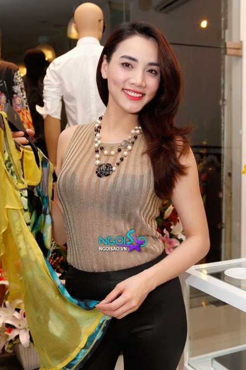 “Công chúa tự phong” Khanh Chi Lâm diện váy xuyên thấu 