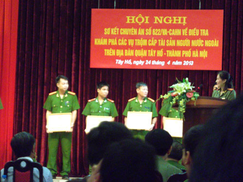 Người nước ngoài vui mừng nhận lại tài sản bị mất cắp tại Việt Nam