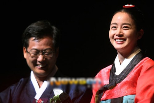 Vẻ đẹp dịu dàng với Hanbok của Kim Tae Hee