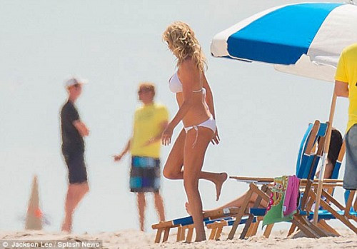 Kate Upton liên tục chỉnh bikini vì sợ lộ ngực