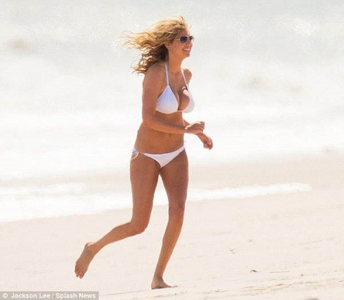 Kate Upton liên tục chỉnh bikini vì sợ lộ ngực