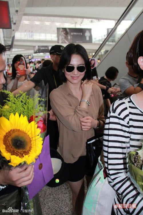 Song Hye Kyo diện short khoe chân trắng ngần khiến fan 