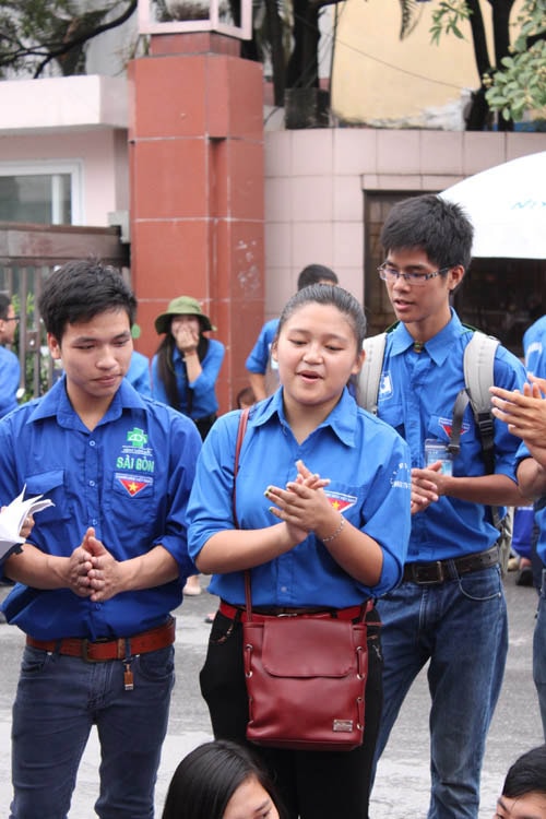 “Nhạc sống” sinh viên, trà đá miễn phí, cơm 5000 đồng nức lòng sĩ tử