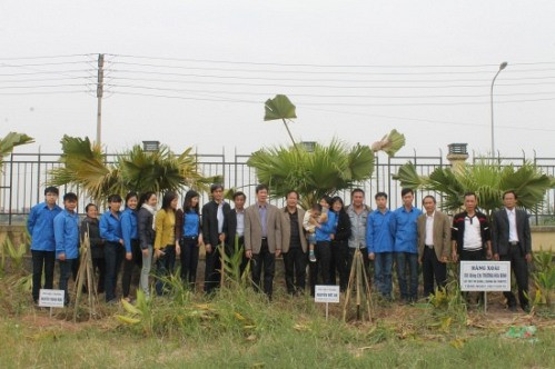 Chánh án TANDTC Trương Hòa Bình gửi cây tặng Trường Cán bộ Tòa án 