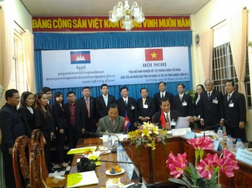 TAND tỉnh An Giang tổ chức Hội nghị trao đổi kinh nghiệm xét xử với Tòa án tỉnh KanDal, Vương quốc Campuchia