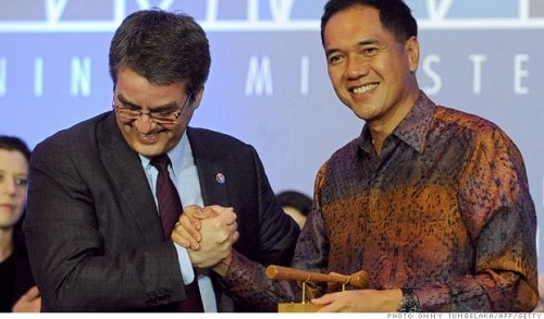 Giám đốc WTO Roberto Azevedo và Bộ trưởng Thương mại Indonesia Gita Wirjawan bắt tay sau khi kết thúc hiệp định thương mại toàn cầu tại Bali – Nguồn: CNN Money