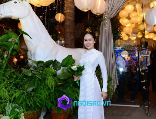 Mẹ chồng Tăng Thanh Hà cùng con gái lần đầu mặc áo dài dự sự kiện