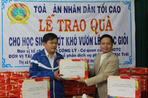 Báo  Công lý trao quà từ thiện tại Thừa Thiên - Huế