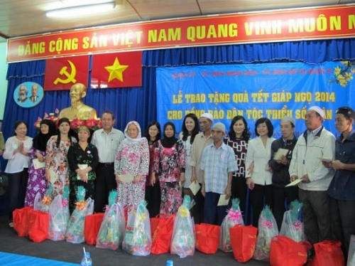 Bí thư Trung ương Đảng, Chánh án TANDTC Trương Hòa Bình tặng quà Tết cho đồng bào Chăm