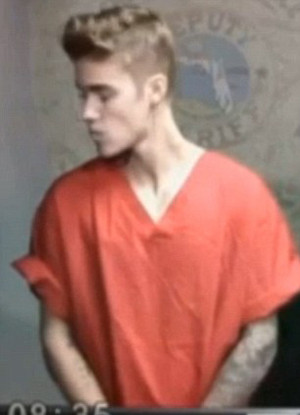 Bị phạt 50 triệu, Justin Bieber hớn hở chào fan khi ra khỏi nhà giam