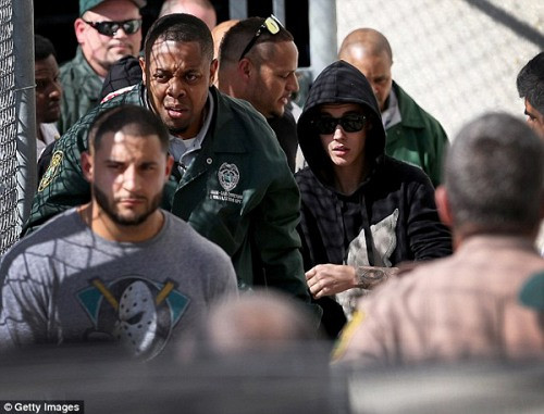 Bị phạt 50 triệu, Justin Bieber hớn hở chào fan khi ra khỏi nhà giam