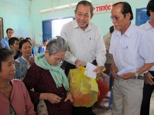 Chánh án TANDTC Trương Hòa Bình tặng quà Tết cho đồng bào nghèo huyện Cần Giờ, TP.HCM