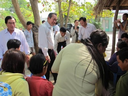 Chánh án TANDTC Trương Hòa Bình tặng quà Tết cho đồng bào nghèo huyện Cần Giờ, TP.HCM