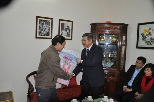 Phó Chánh án TANDTC Nguyễn Sơn thăm và chúc Tết nguyên lãnh đạo TANDTC
