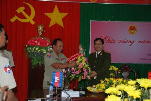 Công an tỉnh Muldukiri (Campuchia) thăm và chúc Tết Công an tỉnh Đăk Nông