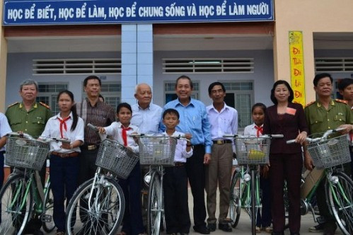Bí thư Trung ương Đảng, Chánh án TANDTC Trương Hòa Bình thăm và tặng xe đạp cho học sinh nghèo, hiếu học huyện Cần Giuộc, Long An