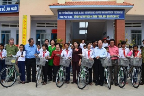 Bí thư Trung ương Đảng, Chánh án TANDTC Trương Hòa Bình thăm và tặng xe đạp cho học sinh nghèo, hiếu học huyện Cần Giuộc, Long An