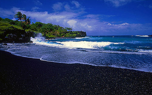 Bãi biển cát đen kỳ lạ ở Hawaii - 1