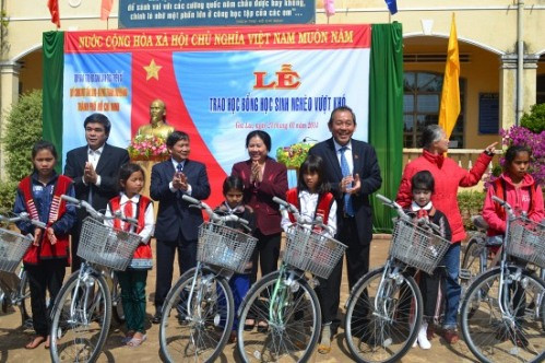 Chánh án TANDTC Trương Hòa Bình trao tặng 50 chiếc xe đạp cho học sinh dân tộc thiểu số tỉnh Đắk Nông