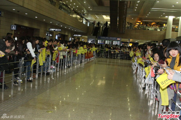 Fans Trung đợi cả tiếng đồng hồ ở sân bay vẫn 