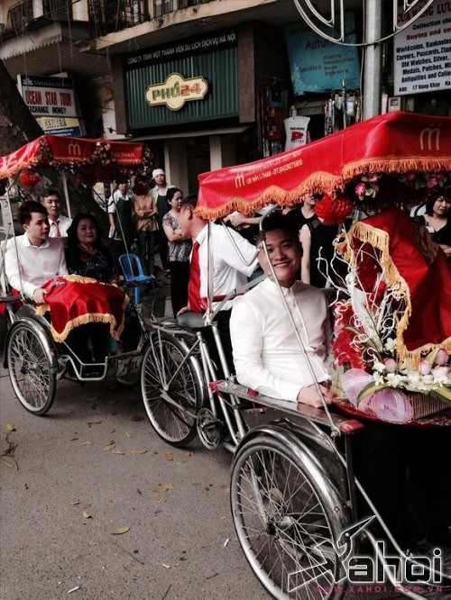 Sao Việt chụp hình xì teen trong lễ ăn hỏi của Tuấn Hưng