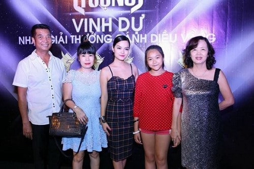 Hoàng Thùy Linh và Harry Lu 'tình cảm' giữa chốn đông người