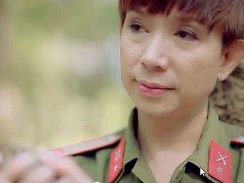 Trung Quân Idol bị bắt gặp 'lòe loẹt son phấn'