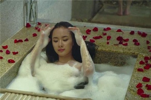 Elly Trần 'nối gót' hàng loạt sao khoe hình gợi cảm trong phòng tắm