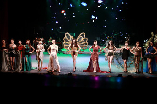 Nữ sinh Học viện Âm nhạc quốc gia tái hiện show diễn Victoria's Secret