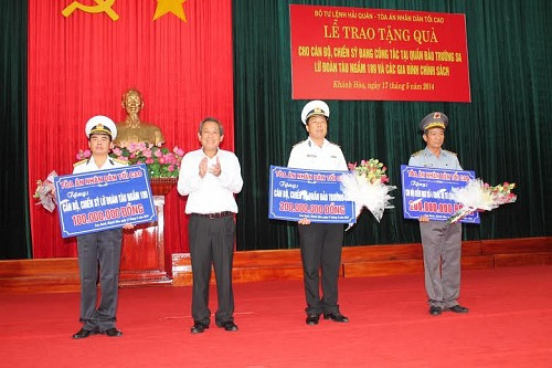 Đoàn công tác TANDTC thăm và tặng quà CBCS, con em gia đình chính sách thuộc Vùng 4 Hải quân