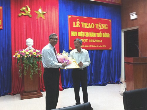 Đảng bộ Tòa Phúc thẩm TANDTC tại Đà Nẵng tổ chức lễ trao tặng huy hiệu 30 năm tuổi Đảng