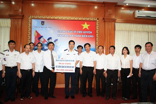 TAND TP. Hà Nội tặng quà ủng hộ chiến sỹ Cảnh sát biển Việt Nam 100 triệu đồng