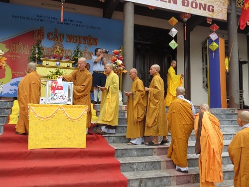 Hơn 4000 tăng ni, phật tử dự lễ cầu nguyện hòa bình cho biển Đông