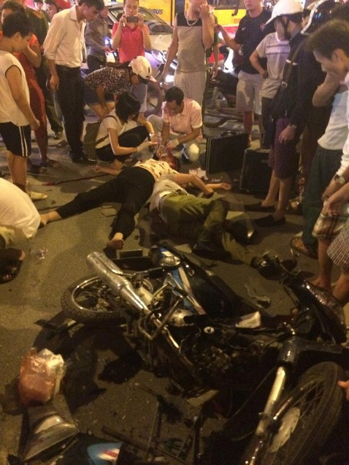 Tai nạn nghiêm trọng tại Ngã Tư Sở, 4 người thương nặng
