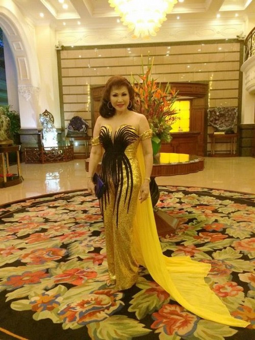 Bồ già U60 của Vũ Hoàng Việt khoe \'triệt để\' vòng 1 với váy dạ hội