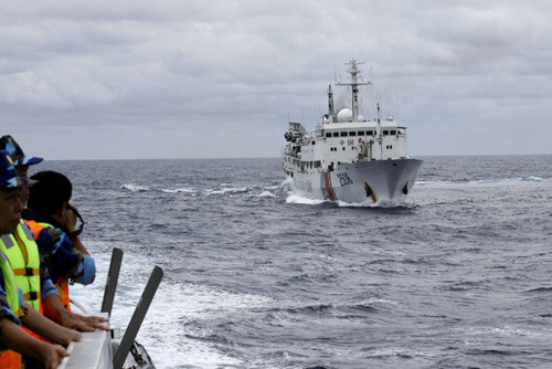 Các tàu Trung Quốc tạo thế gọng kìm bảo vệ giàn khoan