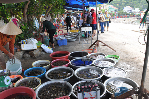 Chợ hải sản ăn liền giữa biển độc nhất Việt Nam