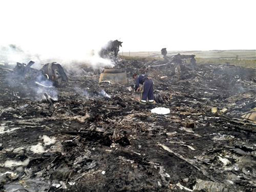 Mỹ, Ukraine, Malaysia quyết tâm điều tra vụ máy bay rơi, 298 người tử nạn