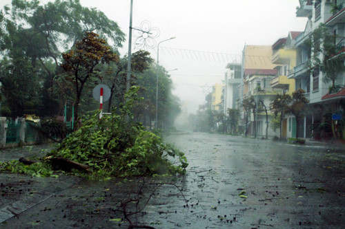 Trưa 19/7, tâm bão số 2 nằm ngay trên khu vực phía Bắc tỉnh Quảng Ninh