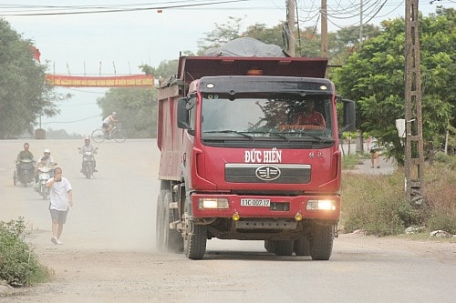 Nghệ An: Xe quá tải ngông nghênh chạy bạt mạng trong thành phố