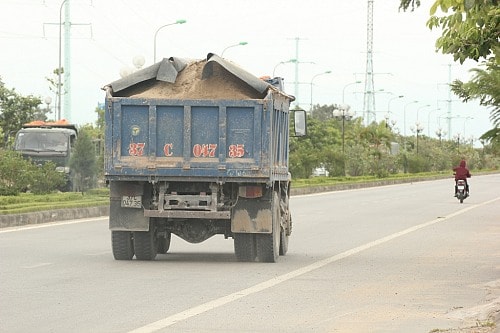 Nghệ An: Xe quá tải ngông nghênh chạy bạt mạng trong thành phố