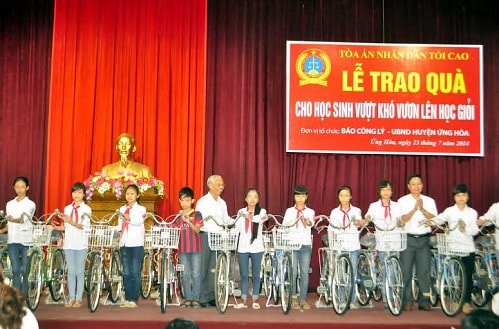 TANDTC trao tặng xe đạp cho các em học sinh vượt khó học giỏi 