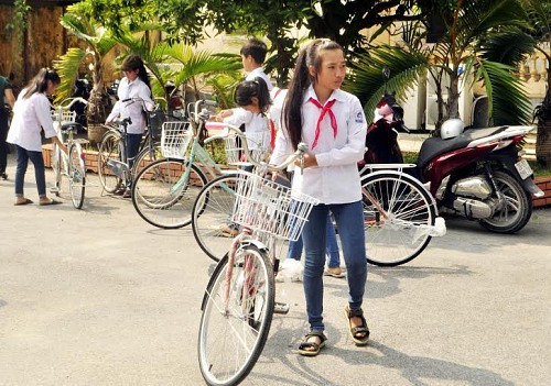 TANDTC trao tặng xe đạp cho các em học sinh vượt khó học giỏi 