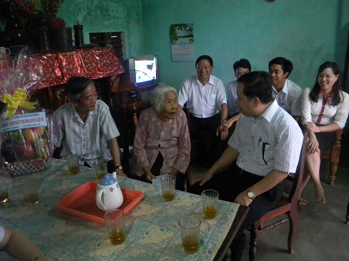 Đoàn cán bộ Tòa Phúc thẩm TANDTC tại Đà Nẵng thăm và tặng quà gia đình liệt sĩ