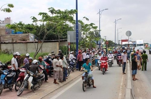 Chán đời, một người đàn ông lao vào container tự tử