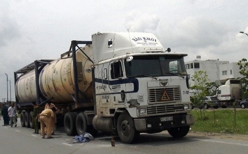 Chán đời, một người đàn ông lao vào container tự tử