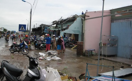 Cần Thơ: Lốc xoáy kinh hoàng, hàng trăm nhà dân đổ sập