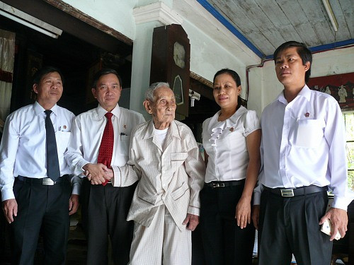TAND tỉnh Thừa Thiên Huế mừng đại thọ Cụ Dương Đình Nguyên tròn 100 tuổi