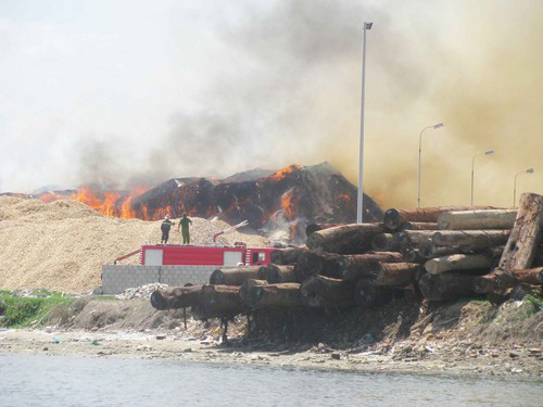 Cháy lớn kho gỗ tại Cảng Quy Nhơn