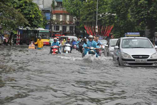 Hà Nội ngập chìm trong nước sau cơn mưa kéo dài